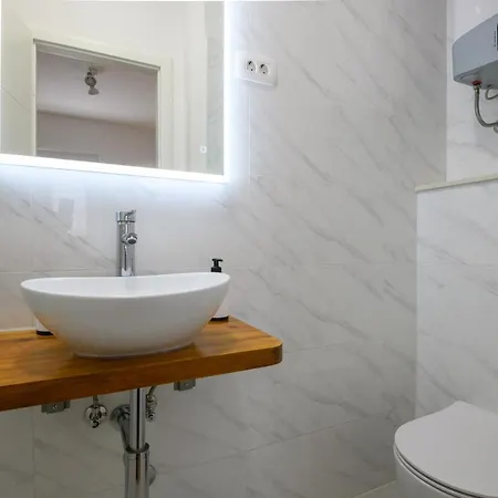 Emaro Apartment *